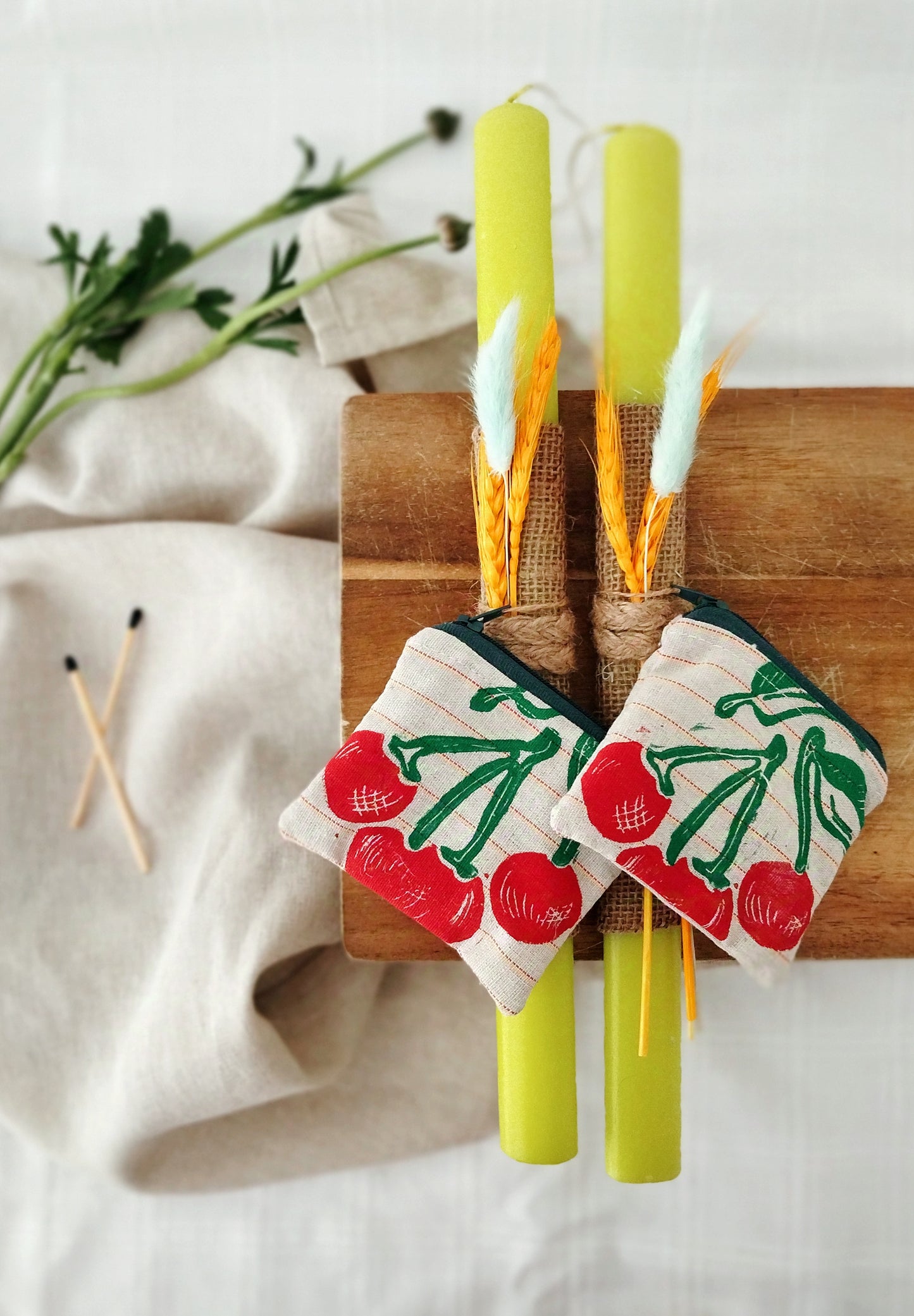 Χειροποίητη Λαμπάδα με Πορτοφολάκια Κεράσια