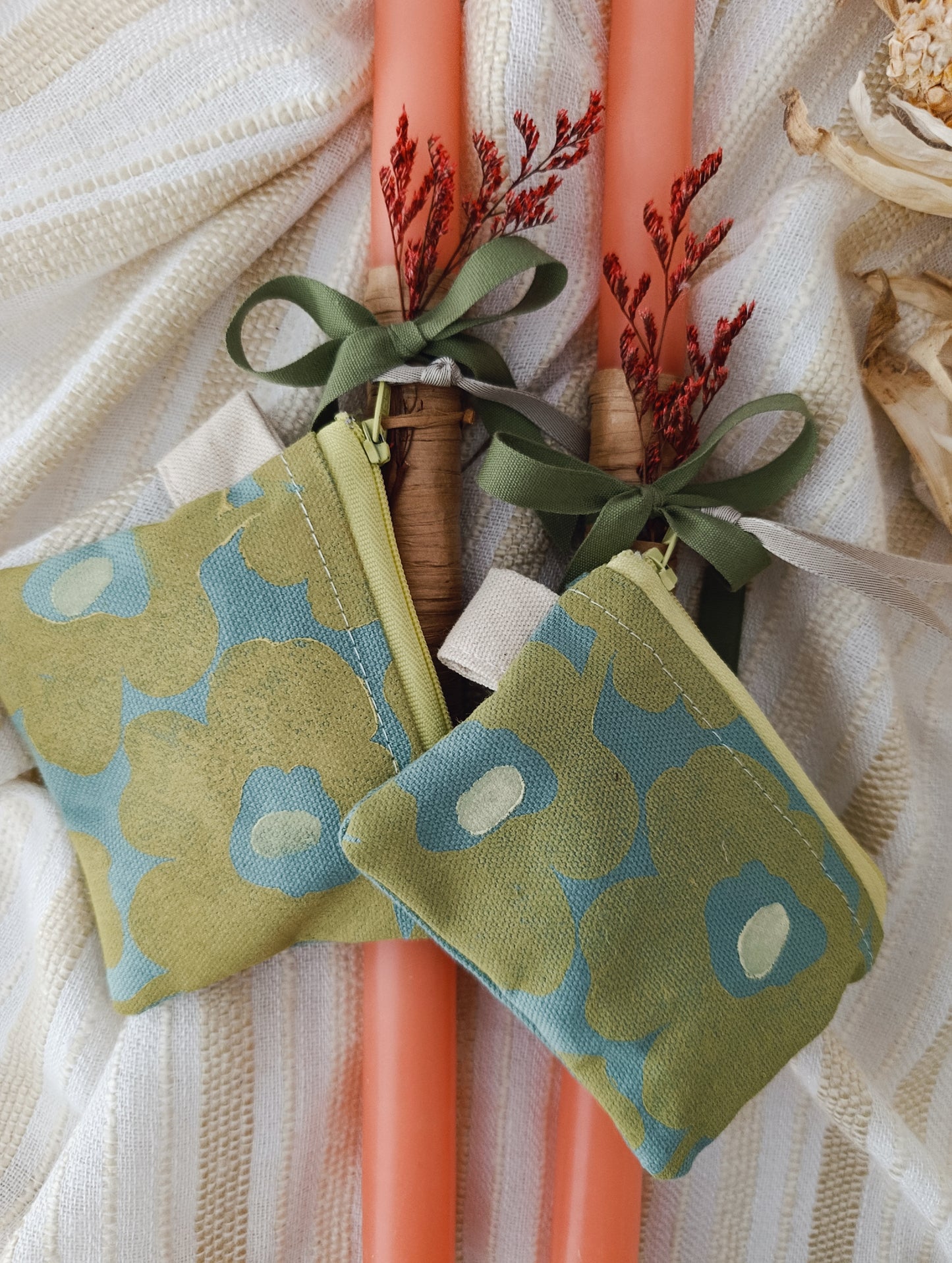 Σομόν Λαμπάδα με Λουλουδάτο Πορτοφολάκι