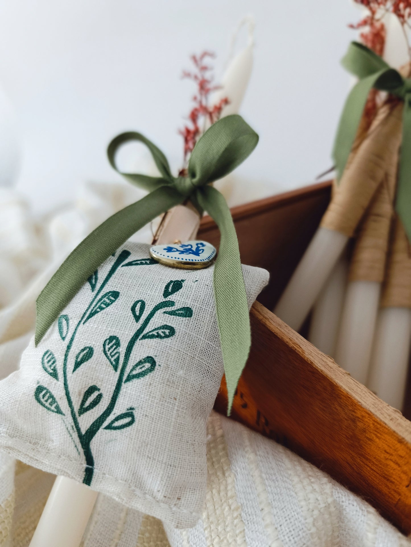 Εκρού Λαμπαδάκι Με Χειροποίητο Πουγκί Λεβάντα