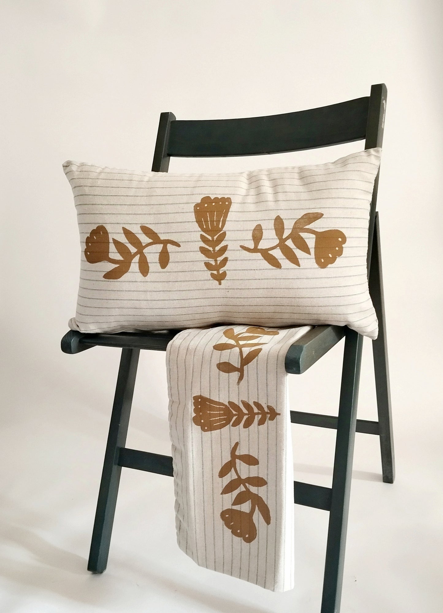 Nostalgic Flower Print Linen Pillow