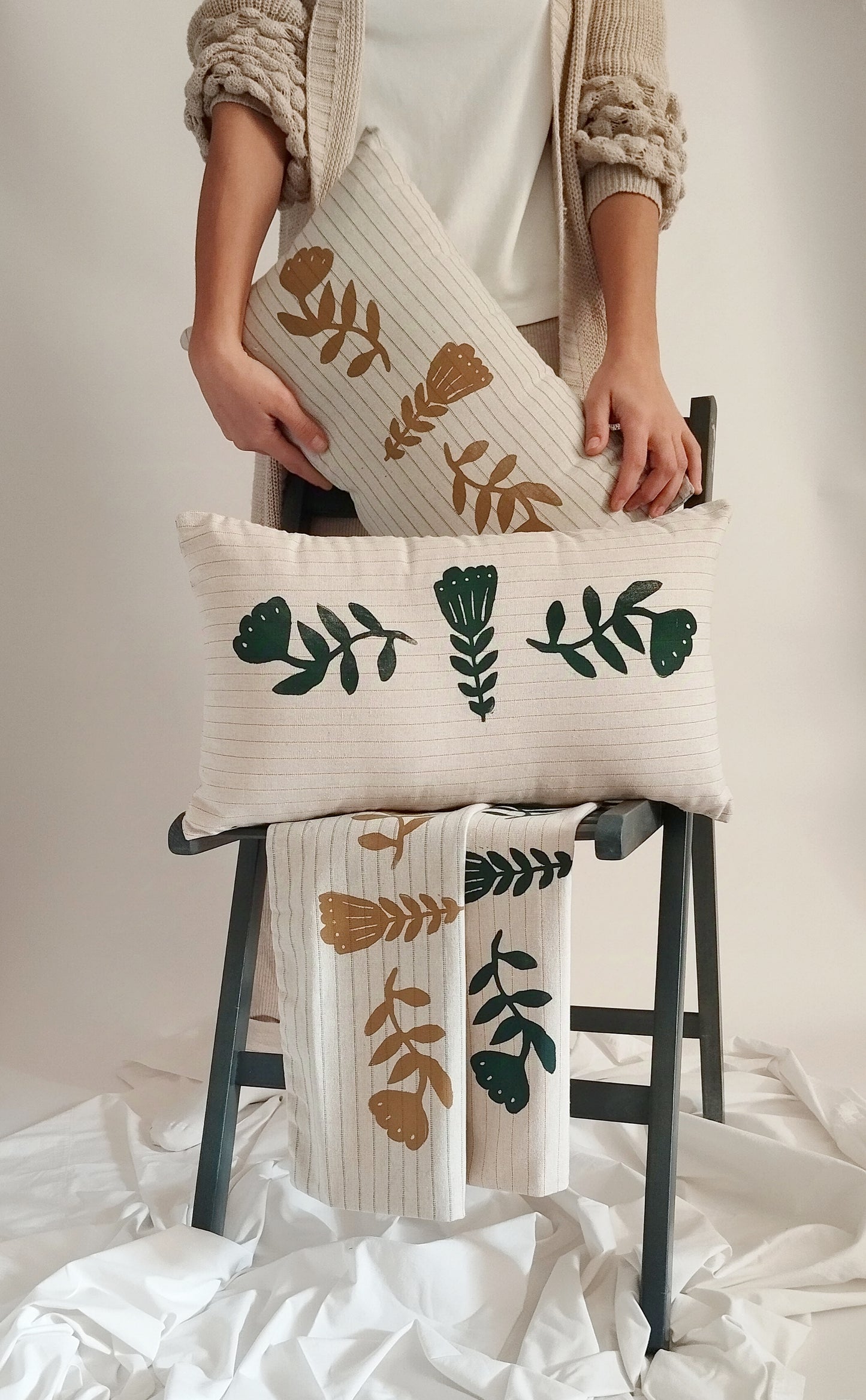 Nostalgic Flower Print Linen Pillow
