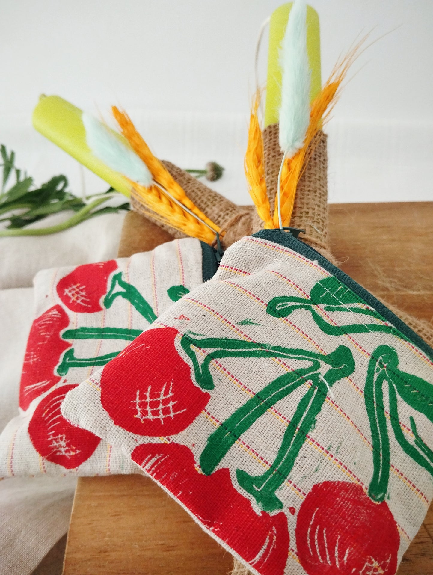 Χειροποίητη Λαμπάδα με Πορτοφολάκια Κεράσια