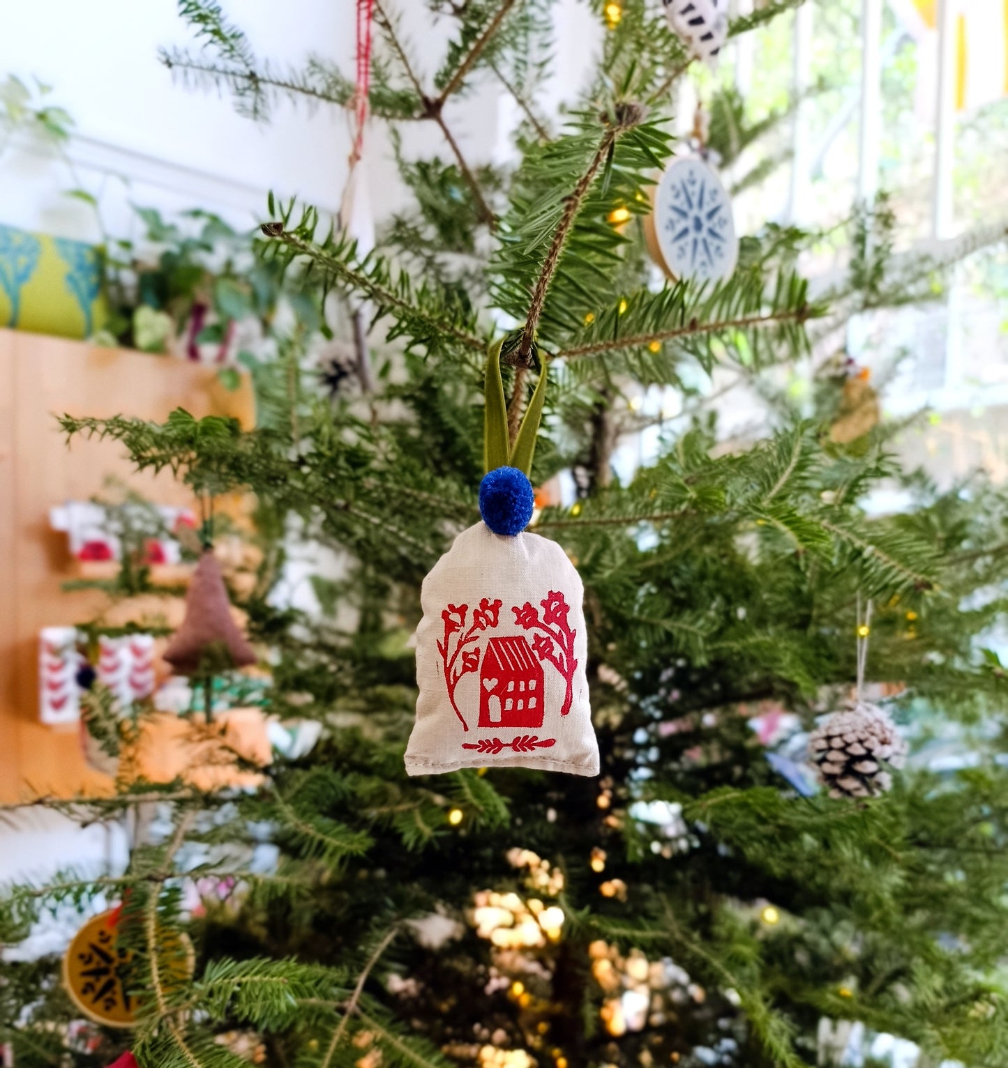 Χειροποίητο Στολίδι Δέντρου με Κόκκινο Σπιτάκι