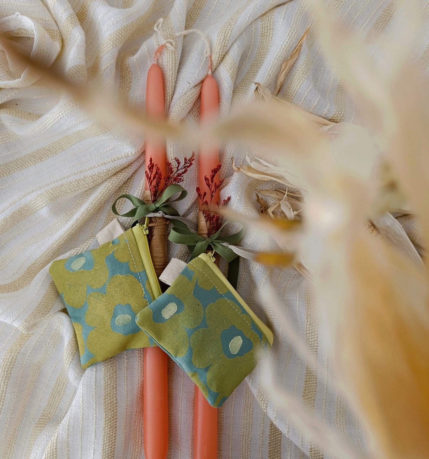 Σομόν Λαμπάδα με Λουλουδάτο Πορτοφολάκι