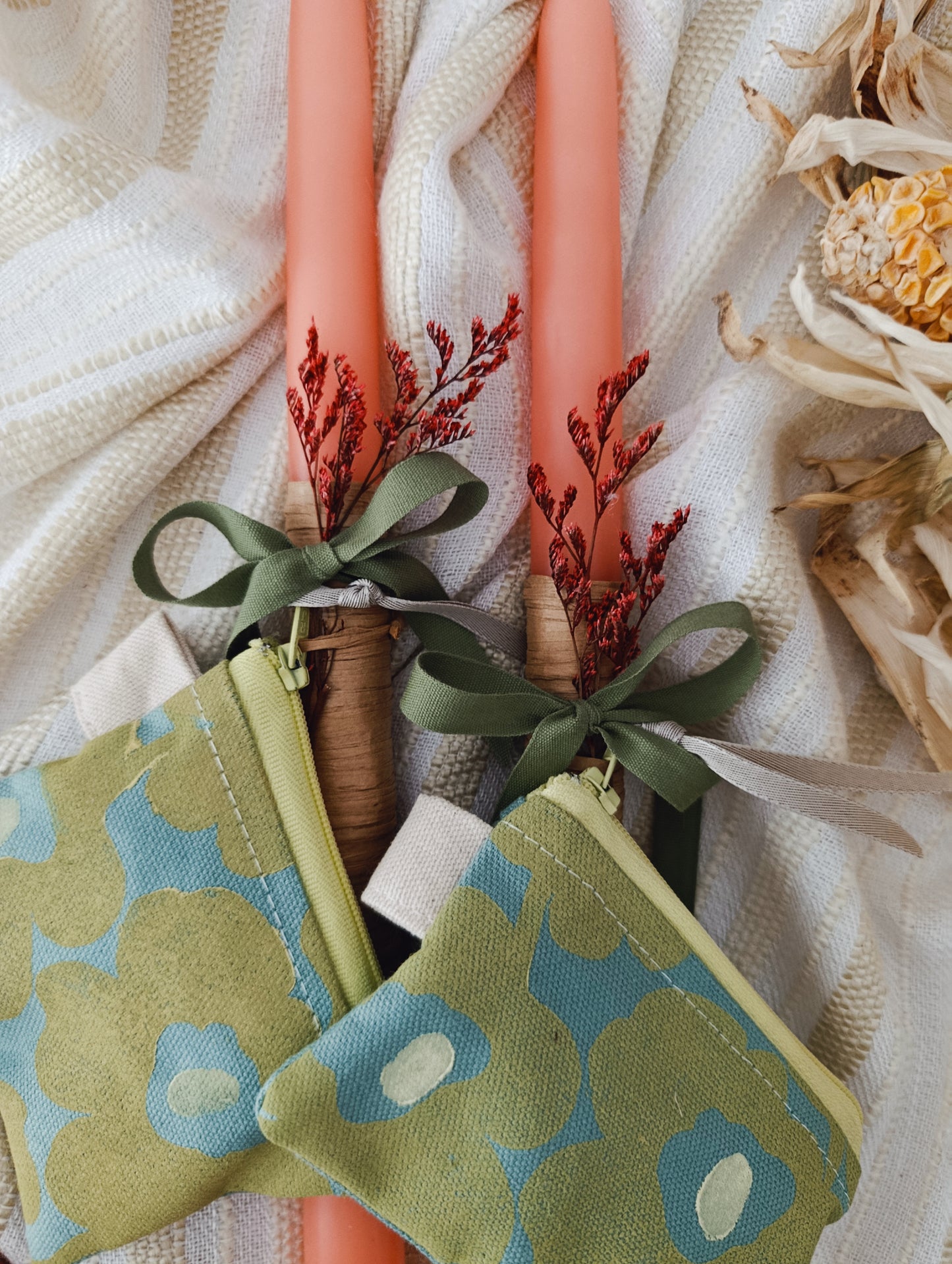 Σομόν Λαμπάδα με Λουλουδάτο Πορτοφολάκι