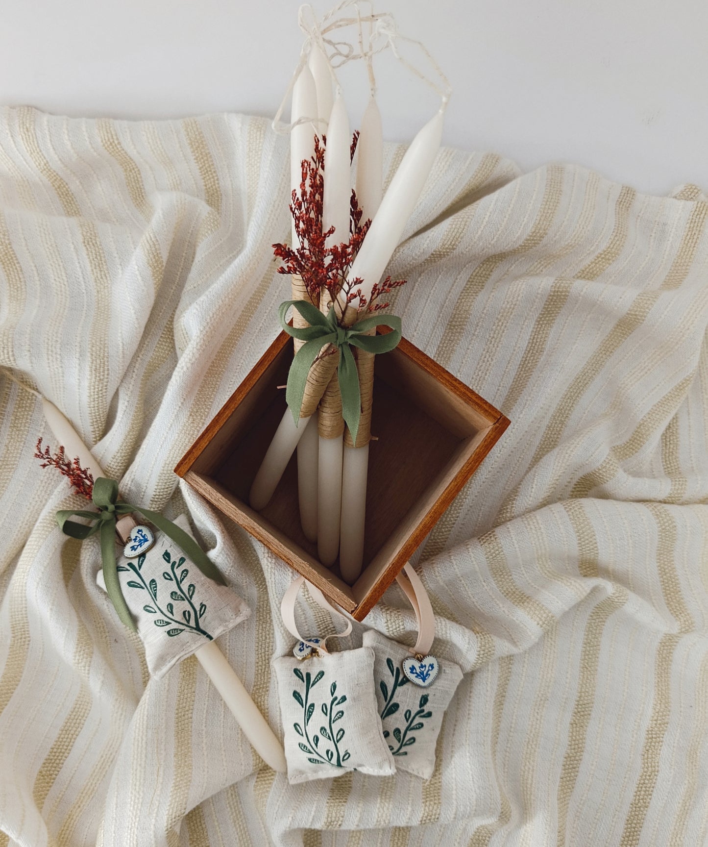 Εκρού Λαμπαδάκι Με Χειροποίητο Πουγκί Λεβάντα