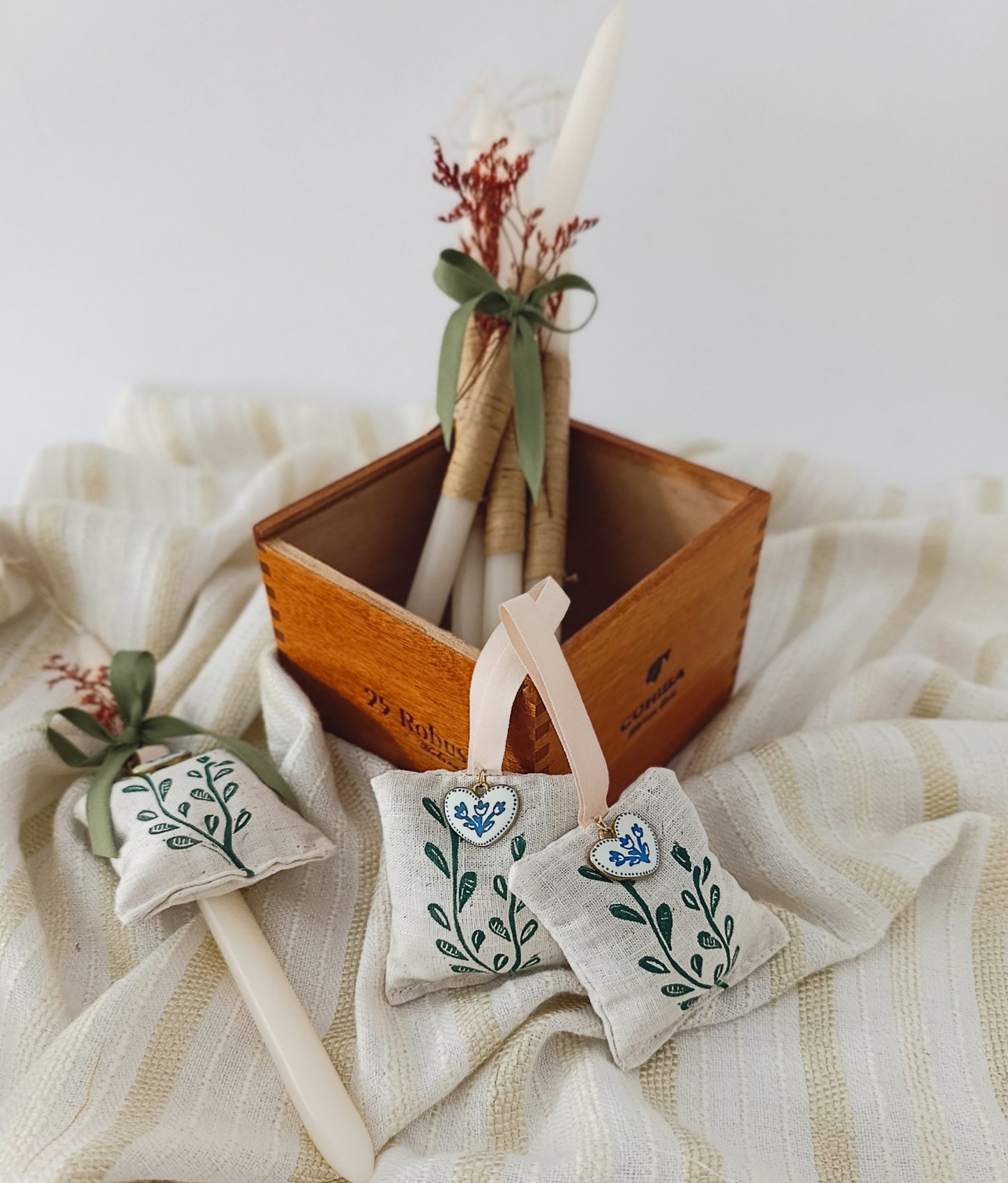 Εκρού Λαμπαδάκι Με Χειροποίητο Πουγκί Λεβάντα