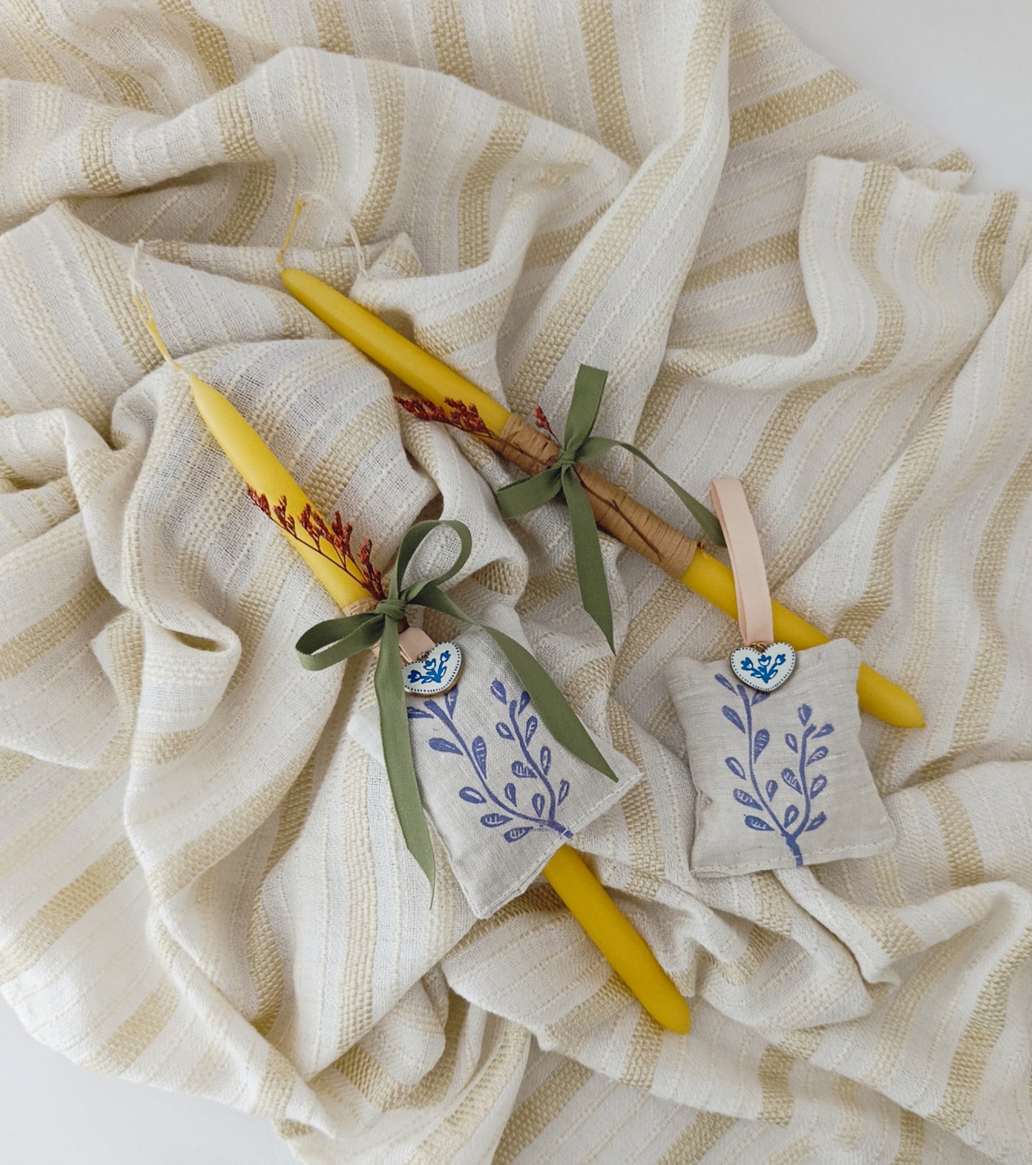 Κίτρινο Λαμπαδάκι με Χειροποίητο Πουγκί Λεβάντας