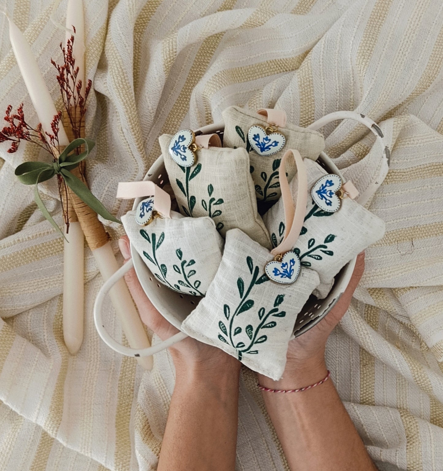 Εκρού Λαμπαδάκι Με Χειροποίητο Πουγκί Λεβάντα